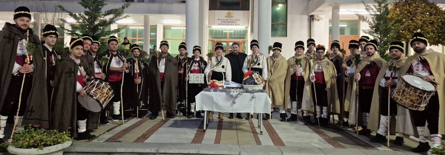 Коледарите на Приморско пазят традицията жива – духът на Коледа изпълни града!