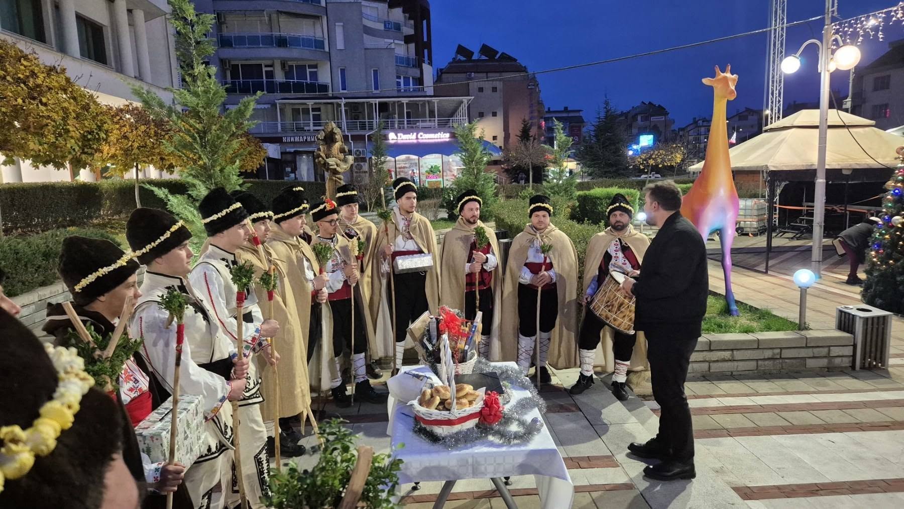 Коледарите на Приморско пазят традицията жива – духът на Коледа изпълни града!