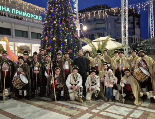 Коледарите на Приморско пазят традицията жива – духът на Коледа изпълни града!