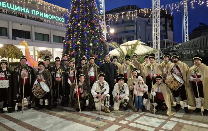 Коледарите на Приморско пазят традицията жива – духът на Коледа изпълни града!