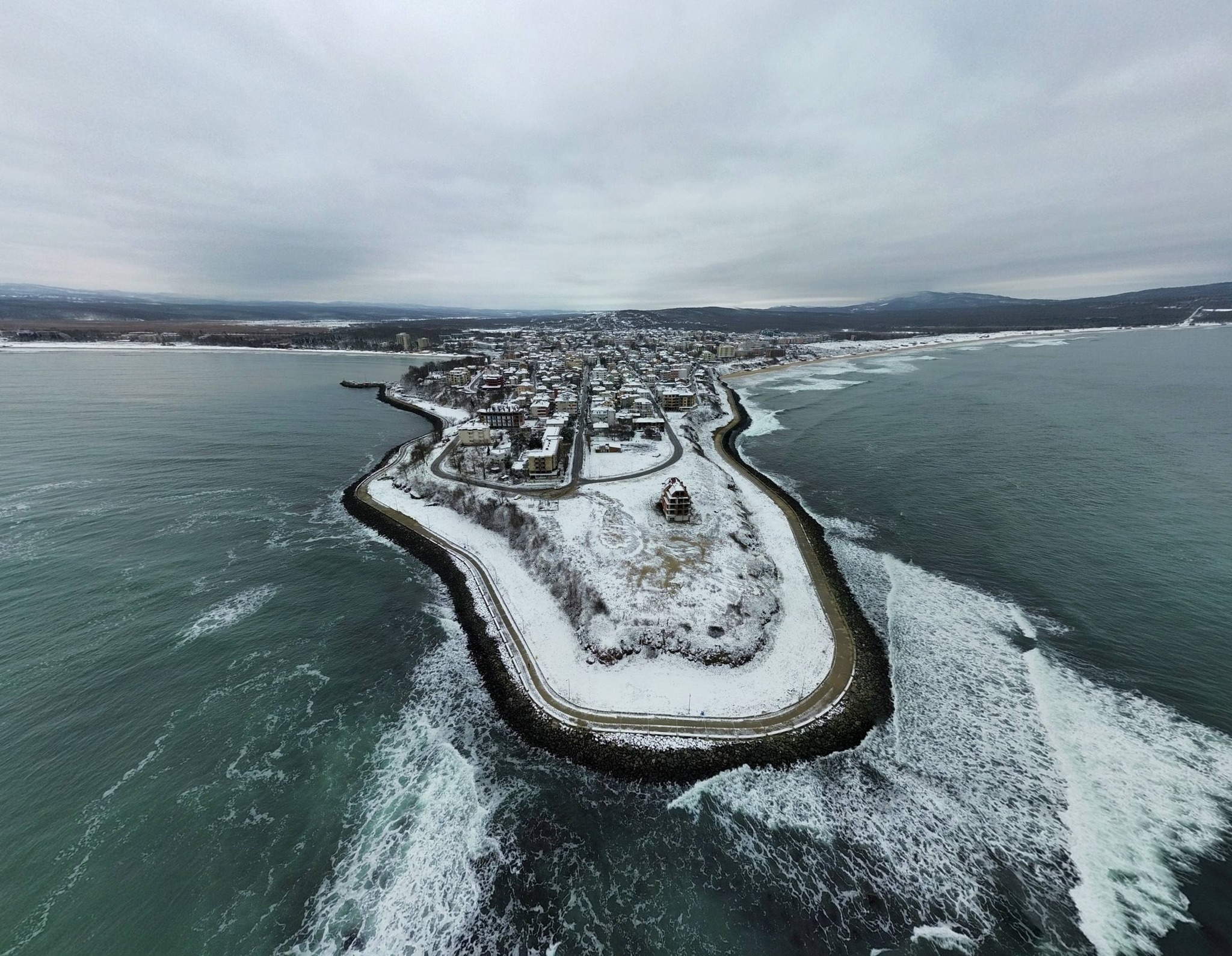 Зимно Приморско – море, тишина и вдъхновение